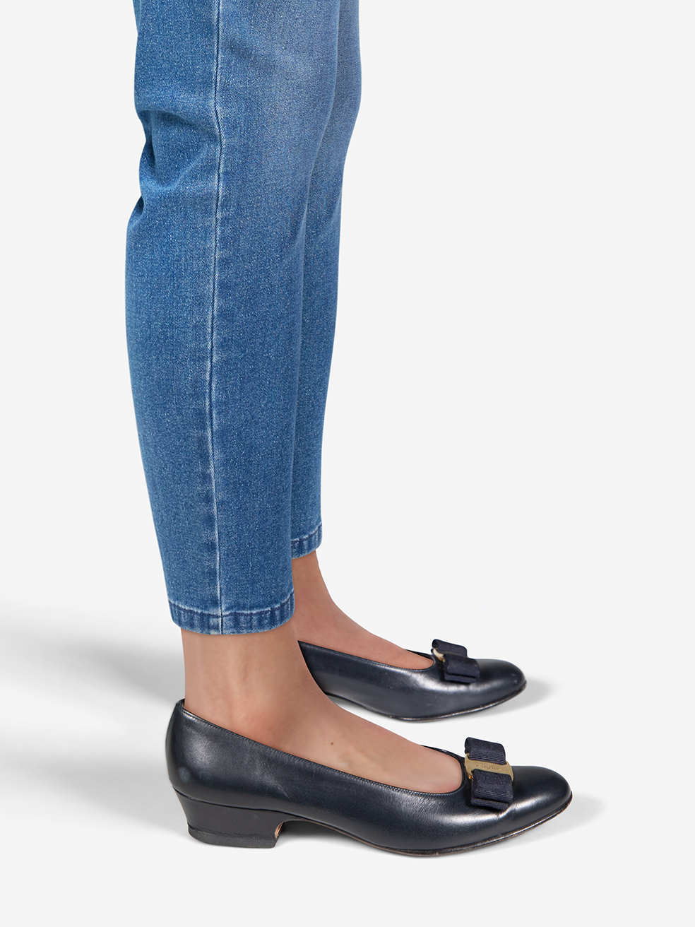Salvatore Ferragamo Pre-Owned Navy Leather Bow Detail Pumps